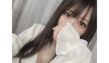 袖で口元を隠した女性。目元はメイクでイメチェンしやすいので、口元を隠すと顔バレ対策になる